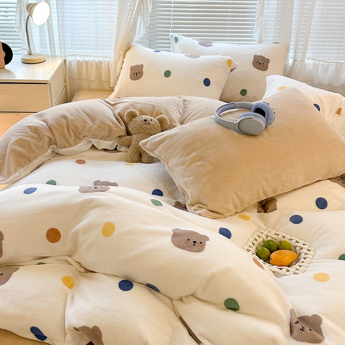 91家纺网 家纺一手货源 找家纺 昔可家纺 2024新款印花牛奶绒四件套系列-2023年热款系列 彩色波点熊