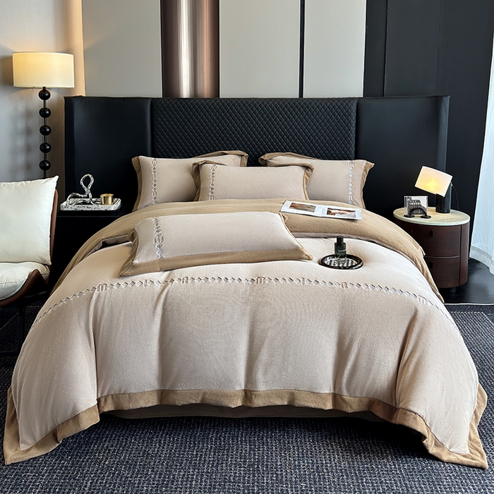 91家纺网 家纺一手货源 找家纺 凡客家居 2024新款高克重牛奶绒绣花拼角四件套 深卡其