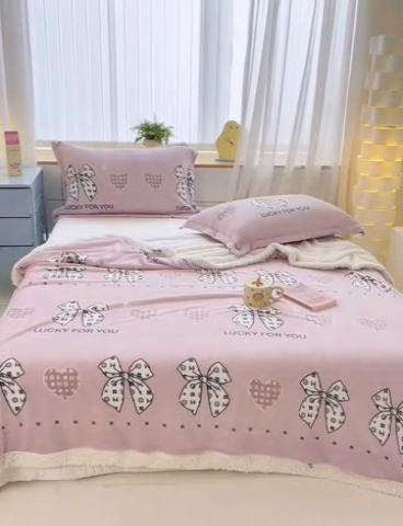 91家纺网 家纺一手货源 找家纺 花伞家居 2024直播新款牛奶绒羊羔绒多功能复合拉链被套款毛毯 毛毯-字母蝴蝶结