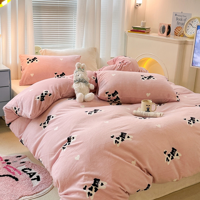 91家纺网 家纺一手货源 找家纺 昔可家纺 2024新款印花牛奶绒四件套系列-2023年热款系列 爱心小黑猫