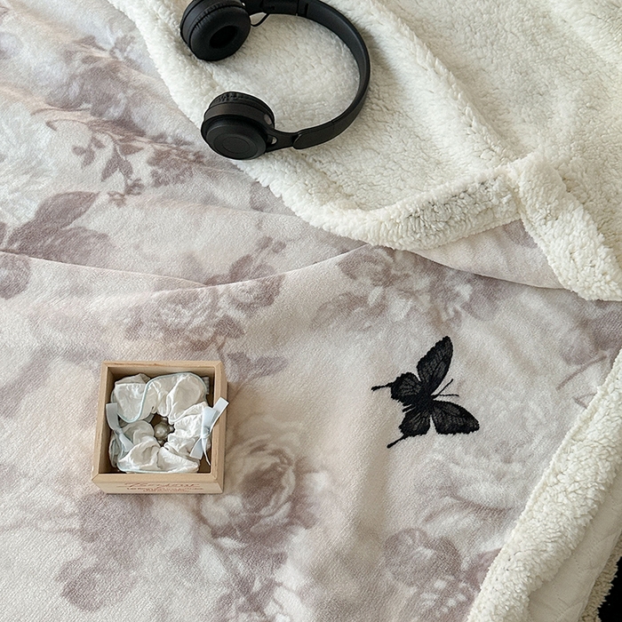 91家纺网 家纺一手货源 找家纺 昔可家纺 2024新款羊羔绒牛奶绒毛毯系列（三）-场景二-复古花卉系列 水墨花蝴蝶