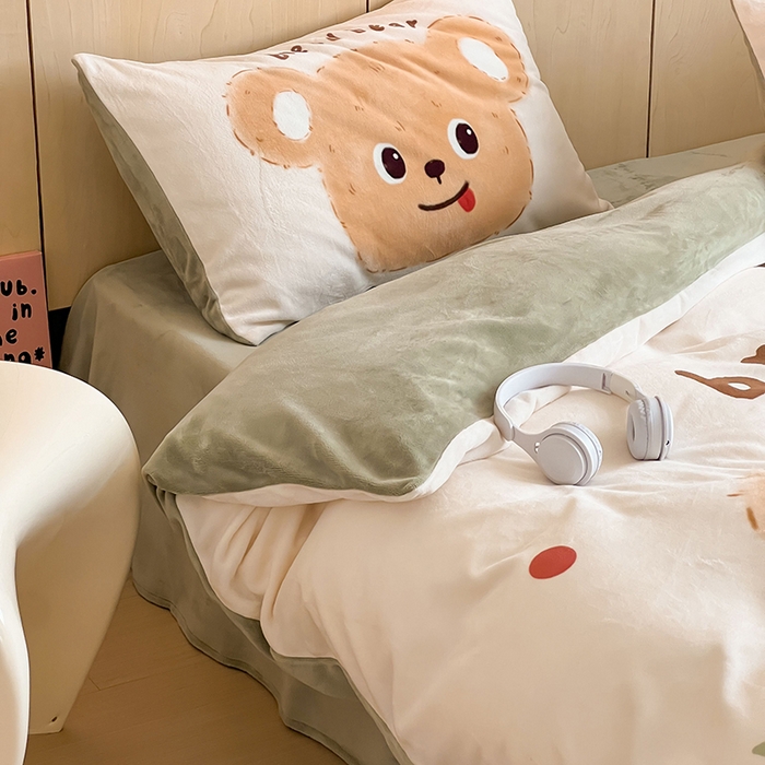 91家纺网 家纺一手货源 找家纺 昔可家纺 2024新款大版数码印花设计师牛奶绒四件套 厨师熊仔