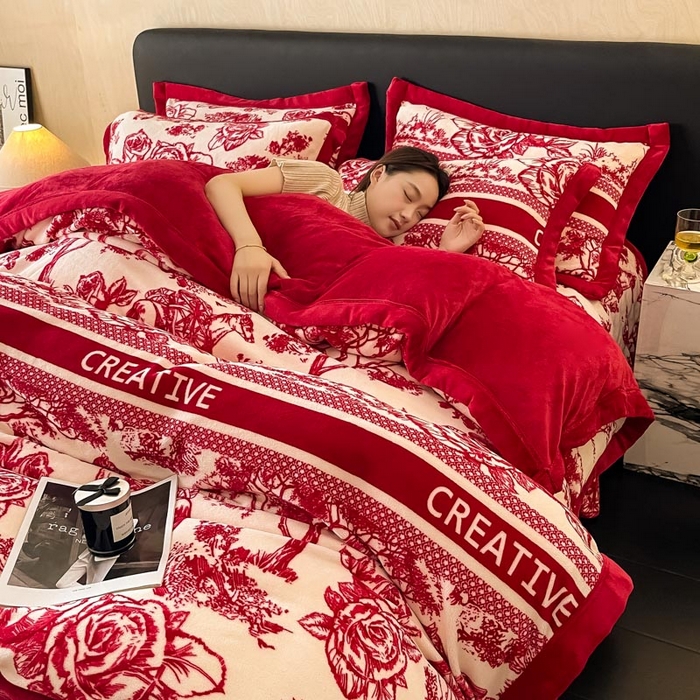 91家纺网 家纺一手货源 找家纺 茉保家纺 2024新款包边款印花牛奶绒床盖四件套 北欧花季 -红