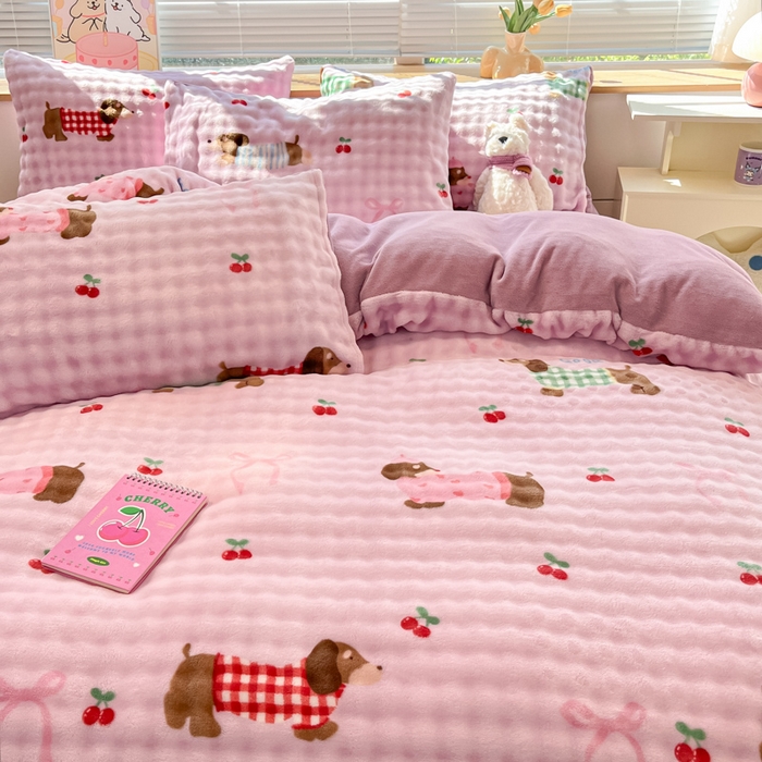 91家纺网 家纺一手货源 找家纺 梵克保罗 2024秋冬新款加厚泡泡牛奶绒数码印花工艺立体仿兔毛四件套 狗狗乐园浅紫