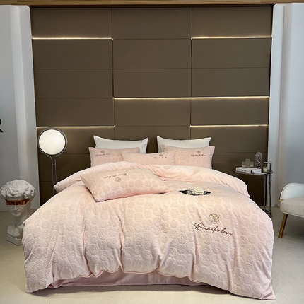 91家纺网 家纺一手货源 找家纺 （总）眠多宝 2024新款纯色牛奶雕花绒刺绣四件套