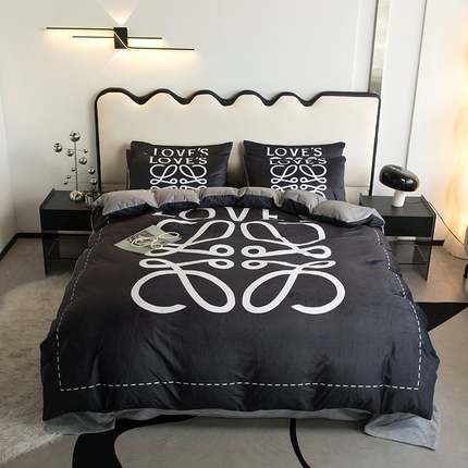 色鬼布艺 2024新款婴儿绒数码印花牛奶绒四件套仿大牌直播爆款网红款 至爱黑