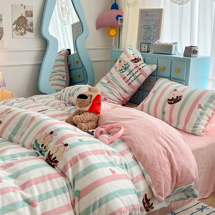 91家纺网 家纺一手货源 找家纺 昔可家纺 2024新款印花牛奶绒四件套系列-卡通系列 萌萌竖条蛋糕