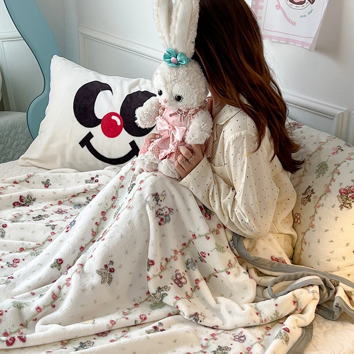 91家纺网 家纺一手货源 找家纺 （总）昔可家纺 2024新款保暖甜美草莓小兔单层毯