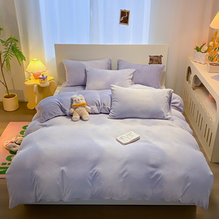 91家纺网 家纺一手货源 找家纺 呗旺鹿 2024新款高克重着色烂花雕花牛奶绒轻奢四件套 爱维紫罗兰