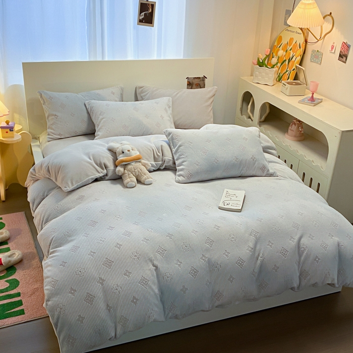 91家纺网 家纺一手货源 找家纺 呗旺鹿 2024新款高克重着色烂花雕花牛奶绒轻奢四件套 爱维午夜蓝