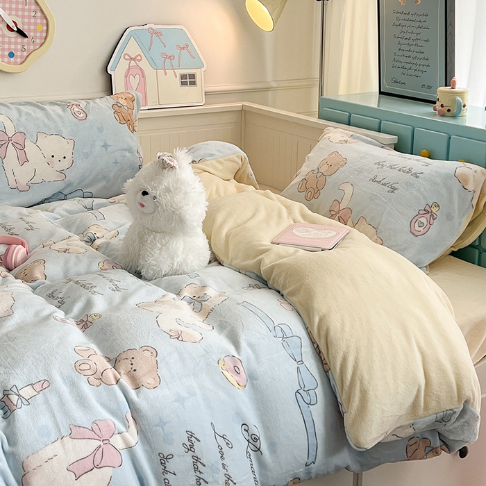 91家纺网 家纺一手货源 找家纺 昔可家纺 2024新款印花牛奶绒四件套系列-卡通系列 小熊礼物