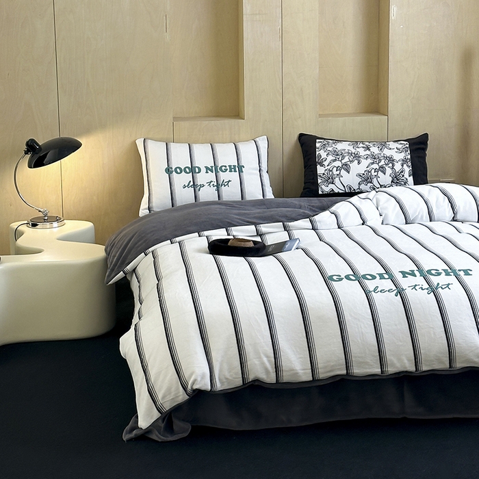 91家纺网 家纺一手货源 找家纺 昔可家纺 2024新款大版数码印花设计师牛奶绒四件套 黑条茶歇花