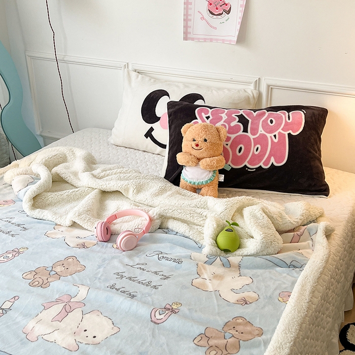 91家纺网 家纺一手货源 找家纺 昔可家纺 2024新款羊羔绒牛奶绒毛毯系列（三）-场景二-卡通系列 小熊礼物