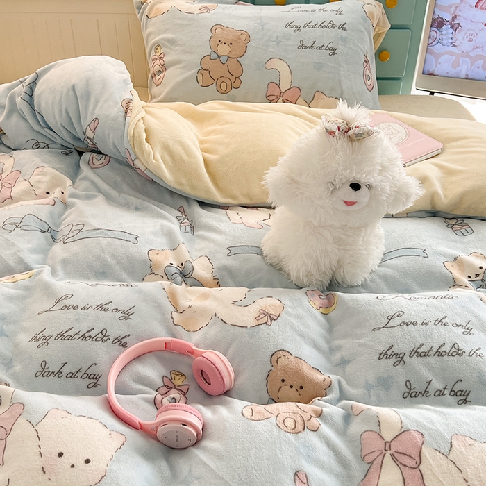 91家纺网 家纺一手货源 找家纺 昔可家纺 2024新款印花牛奶绒四件套系列-卡通系列 小熊礼物