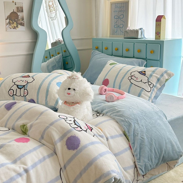 91家纺网 家纺一手货源 找家纺 昔可家纺 2024新款印花牛奶绒四件套系列-卡通系列 蓝波纹奶狗