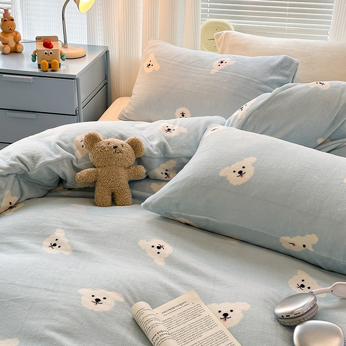 91家纺网 家纺一手货源 找家纺 昔可家纺 2024新款印花牛奶绒四件套系列-2023年热款系列 蓝底小白熊