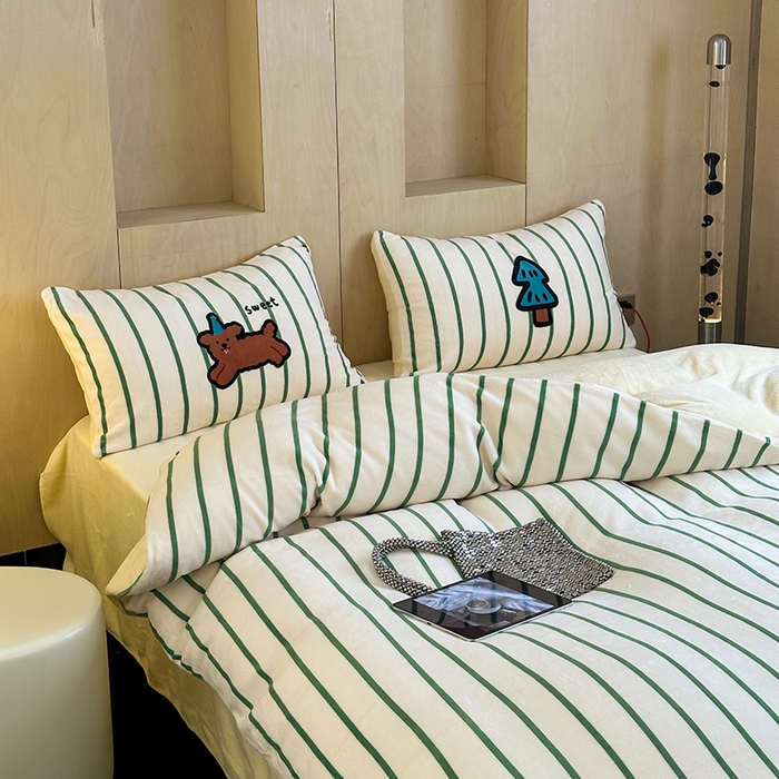 91家纺网 家纺一手货源 找家纺 昔可家纺 2024新款大版数码印花设计师牛奶绒四件套 圣诞帽狗狗