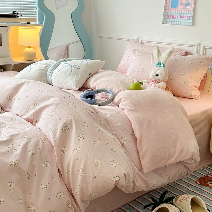 91家纺网 家纺一手货源 找家纺 昔可家纺 2024新款秋冬新款棉加牛奶绒四件套 粉粉小比熊