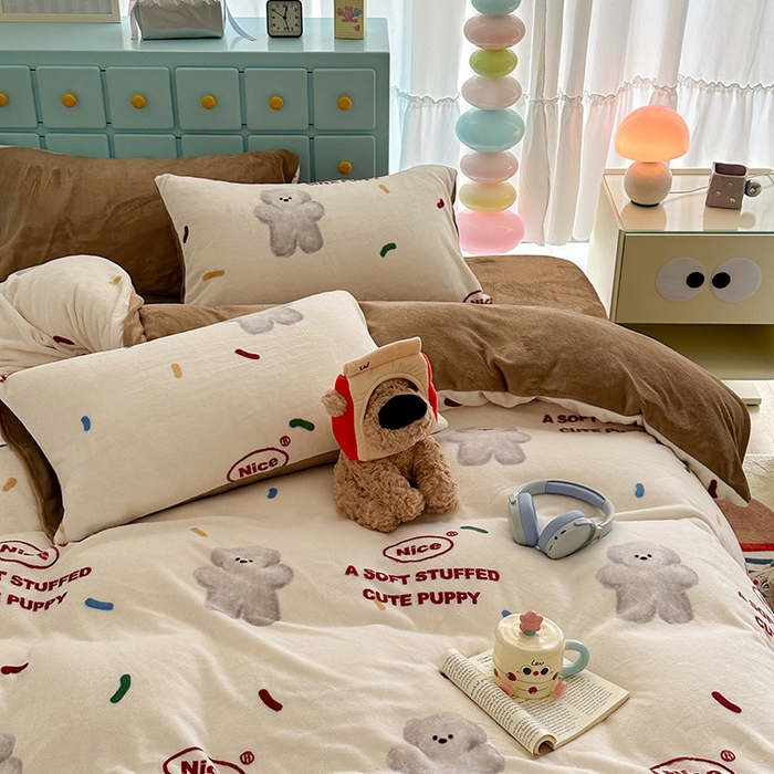 91家纺网 家纺一手货源 找家纺 昔可家纺 2024新款印花牛奶绒四件套系列-卡通系列 朱古力小灰熊