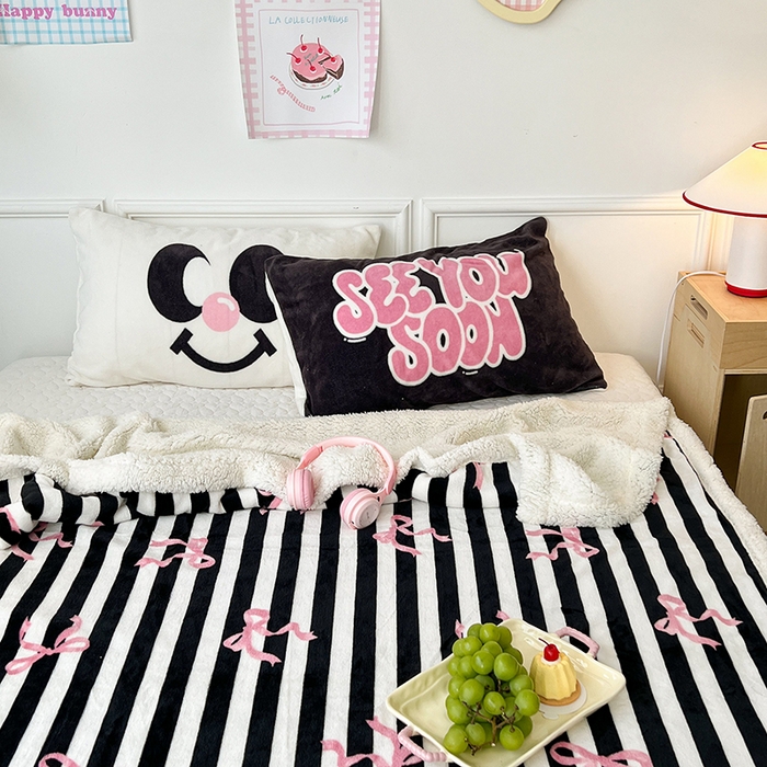 91家纺网 家纺一手货源 找家纺 昔可家纺 2024新款羊羔绒牛奶绒毛毯系列（三）-场景二-少女风系列 黑粉芭蕾蝴蝶结