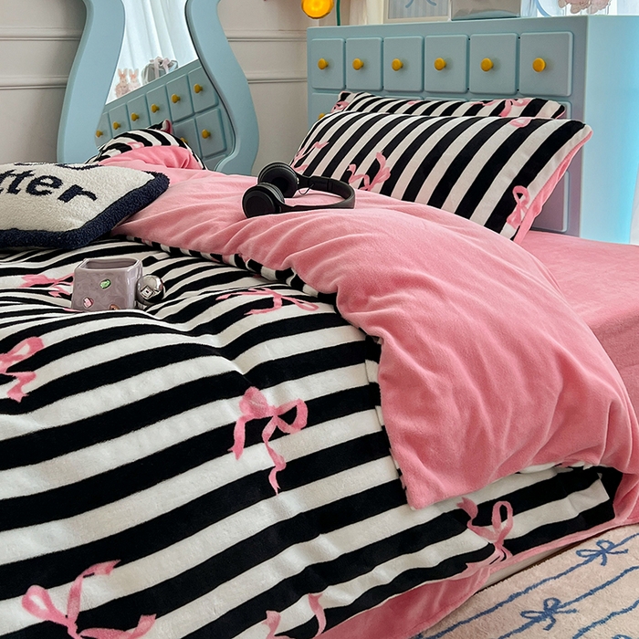 91家纺网 家纺一手货源 找家纺 昔可家纺 2024新款印花牛奶绒四件套系列-ins少女系列 黑粉芭蕾蝴蝶结