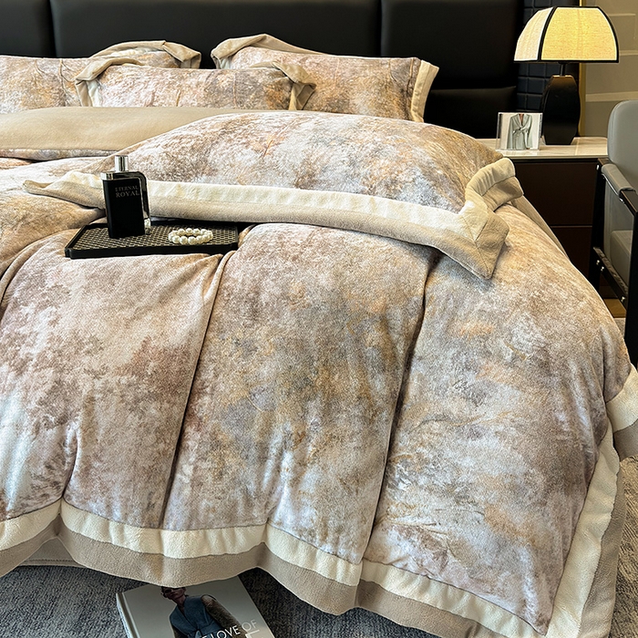 91家纺网 家纺一手货源 找家纺 凡客家居 2024新款高克重牛奶绒数码印花双拼角四件套 迷雾森林