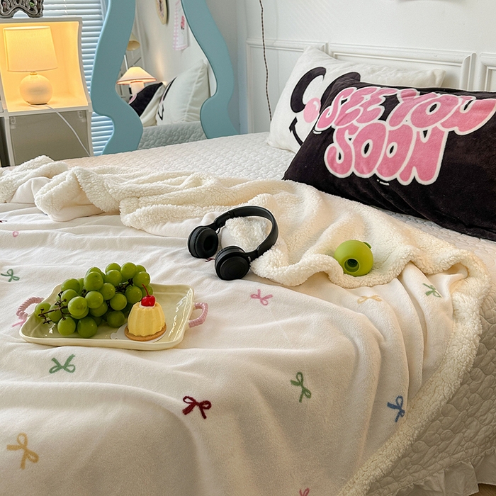 91家纺网 家纺一手货源 找家纺 昔可家纺 2024新款羊羔绒牛奶绒毛毯系列（三）-场景二-少女风系列 多巴胺蝴蝶结