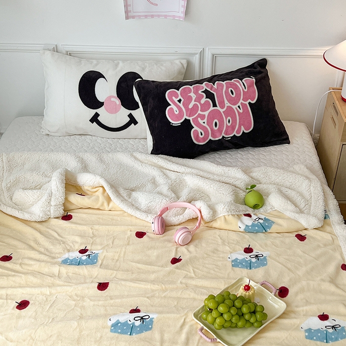 91家纺网 家纺一手货源 找家纺 昔可家纺 2024新款羊羔绒牛奶绒毛毯系列（三）-场景二-ins风系列 樱桃奶油蛋糕