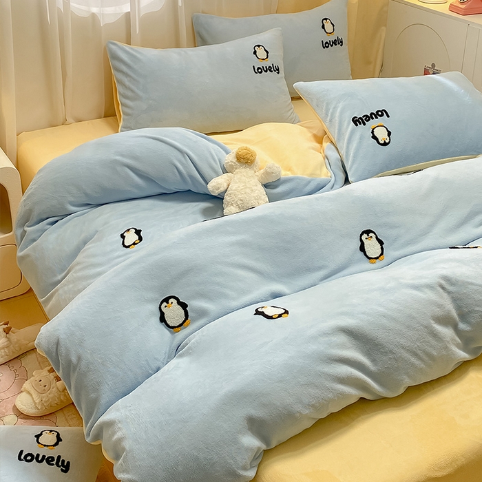 91家纺网 家纺一手货源 找家纺 眠帛家居 2024新款高克重双拼牛奶绒毛巾绣四件套 企鹅