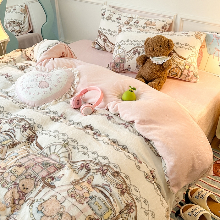 91家纺网 家纺一手货源 找家纺 昔可家纺 2024新款印花牛奶绒四件套系列-洛丽塔风 小熊玩偶屋