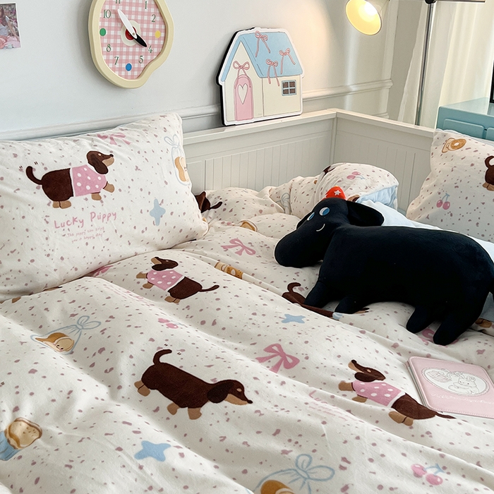 91家纺网 家纺一手货源 找家纺 昔可家纺 2024新款印花牛奶绒四件套系列-卡通系列 点点腊肠狗