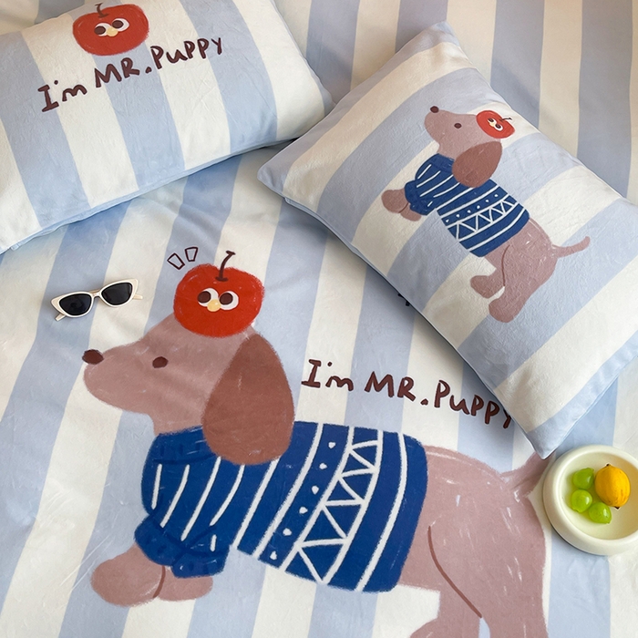 91家纺网 家纺一手货源 找家纺 昔可家纺 2024新款大版数码印花设计师牛奶绒四件套 苹果狗先森