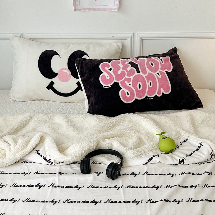 91家纺网 家纺一手货源 找家纺 昔可家纺 2024新款羊羔绒牛奶绒毛毯系列（三）-场景二-ins风系列 潮趣黑色字母