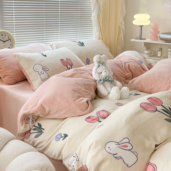 91家纺网 家纺一手货源 找家纺 昔可家纺 2024新款印花牛奶绒四件套系列-2023年热款系列 粉粉郁金兔