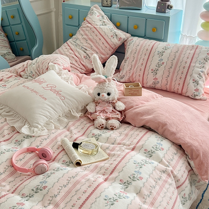 91家纺网 家纺一手货源 找家纺 昔可家纺 2024新款印花牛奶绒四件套系列-复古小清新系列 琉璃花语 粉