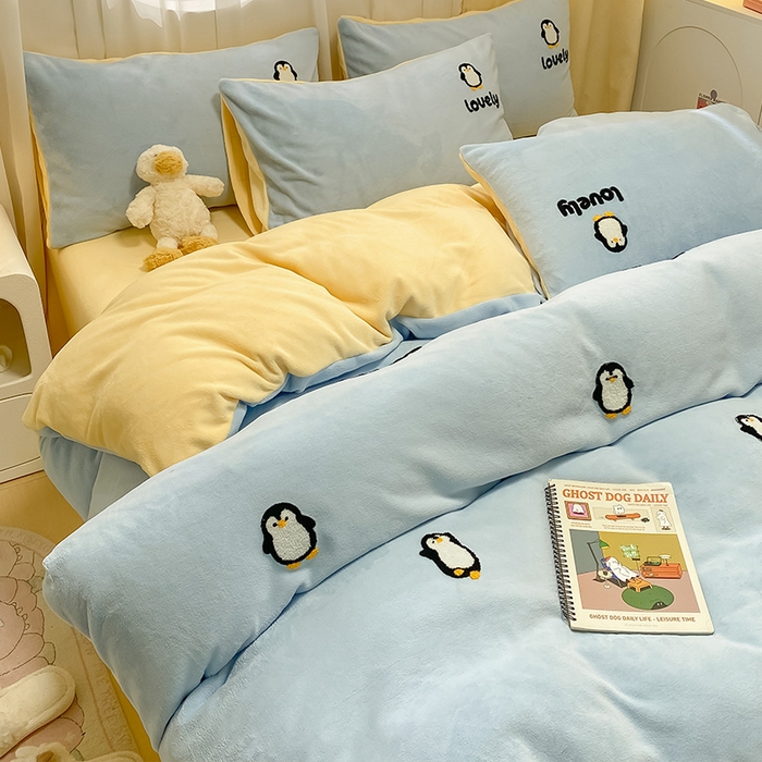 91家纺网 家纺一手货源 找家纺 眠帛家居 2024新款高克重双拼牛奶绒毛巾绣四件套 企鹅