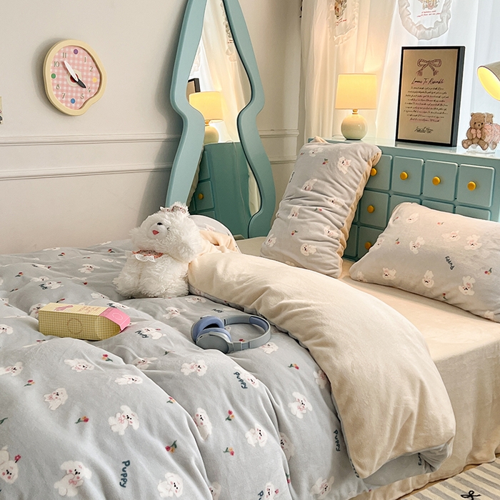 91家纺网 家纺一手货源 找家纺 昔可家纺 2024新款印花牛奶绒四件套系列-卡通系列 蓝底小奶狗