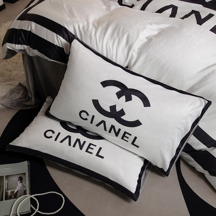 91家纺网 家纺一手货源 找家纺 色鬼布艺 2024新款婴儿绒数码印花牛奶绒四件套仿大牌直播爆款网红款 可可白