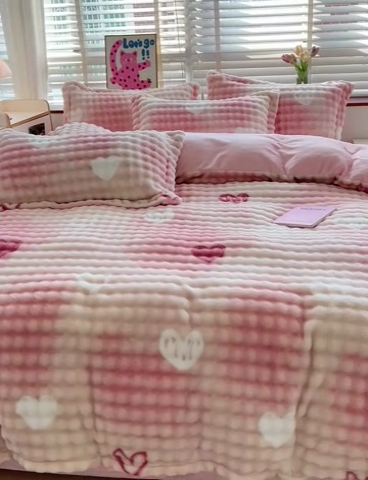 91家纺网 家纺一手货源 找家纺 梵克保罗 2024秋冬新款加厚泡泡牛奶绒数码印花工艺立体仿兔毛四件套 爱心泡泡粉