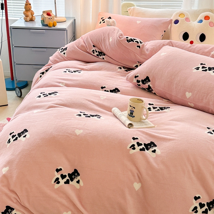 91家纺网 家纺一手货源 找家纺 昔可家纺 2024新款印花牛奶绒四件套系列-2023年热款系列 爱心小黑猫