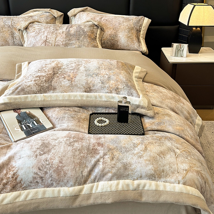 91家纺网 家纺一手货源 找家纺 凡客家居 2024新款高克重牛奶绒数码印花双拼角四件套 迷雾森林