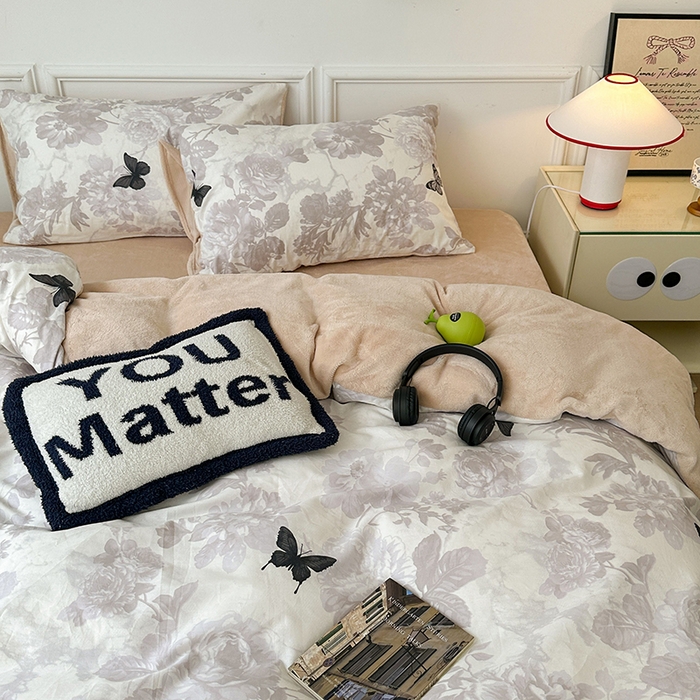 91家纺网 家纺一手货源 找家纺 昔可家纺 2024新款秋冬新款棉加牛奶绒四件套 暗蝶花影