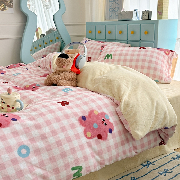 91家纺网 家纺一手货源 找家纺 昔可家纺 2024新款印花牛奶绒四件套系列-卡通系列 点点粉格猫