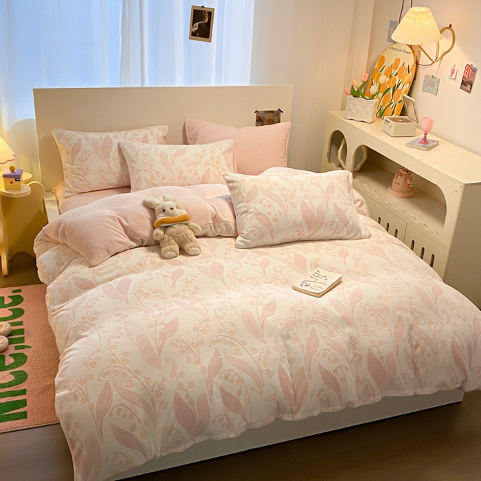 91家纺网 家纺一手货源 找家纺 呗旺鹿 2024新款高克重着色烂花雕花牛奶绒轻奢四件套 春日铃兰樱花粉