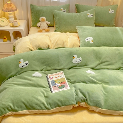 91家纺网 家纺一手货源 找家纺 （总）眠帛家居 2024新款高克重双拼牛奶绒毛巾绣四件套