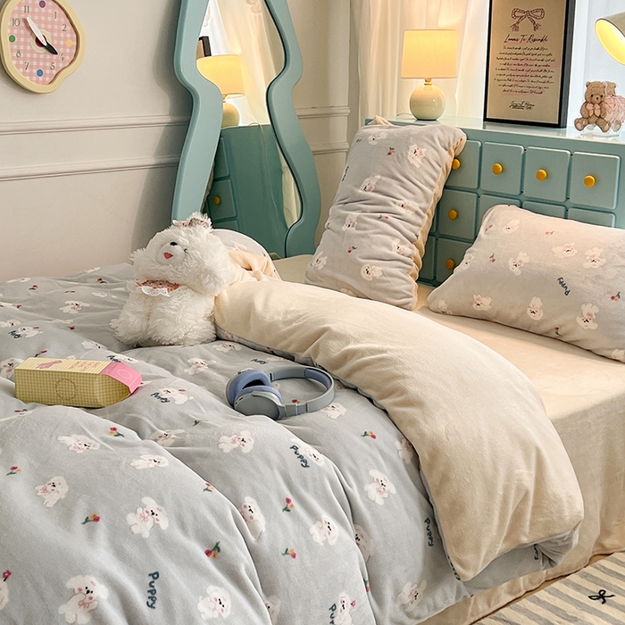 91家纺网 家纺一手货源 找家纺 昔可家纺 2024新款印花牛奶绒四件套系列-卡通系列 蓝底小奶狗