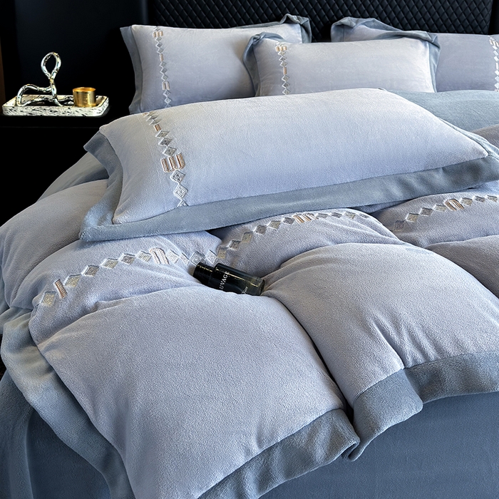 91家纺网 家纺一手货源 找家纺 凡客家居 2024新款高克重牛奶绒绣花拼角四件套 海洋蓝