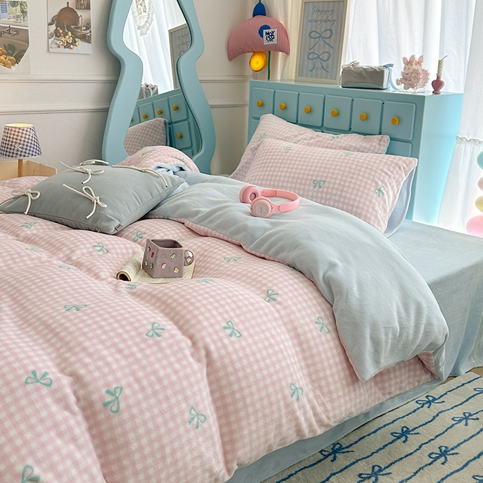 91家纺网 家纺一手货源 找家纺 昔可家纺 2024新款印花牛奶绒四件套系列-ins少女系列 粉格蝴蝶结