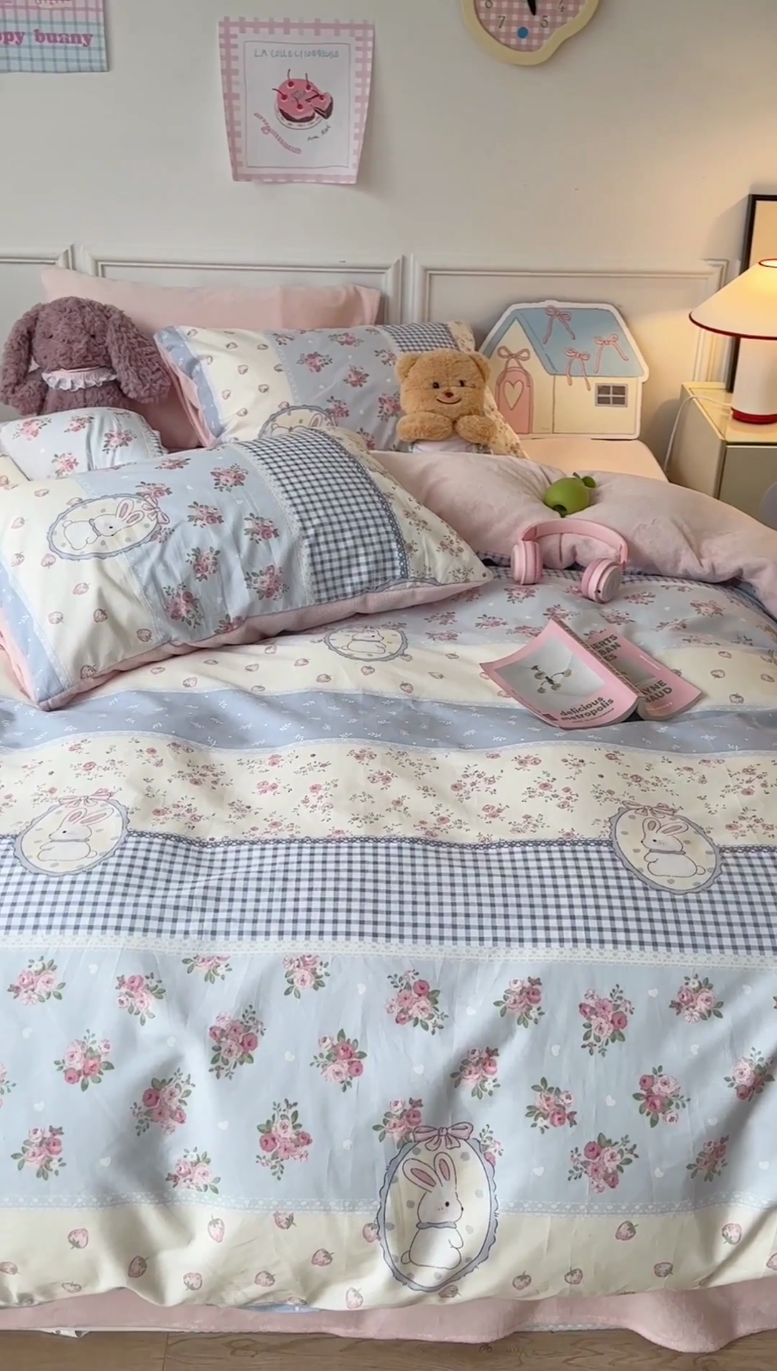 91家纺网 家纺一手货源 找家纺 昔可家纺 2024新款秋冬新款棉加牛奶绒四件套 蓝格草莓兔