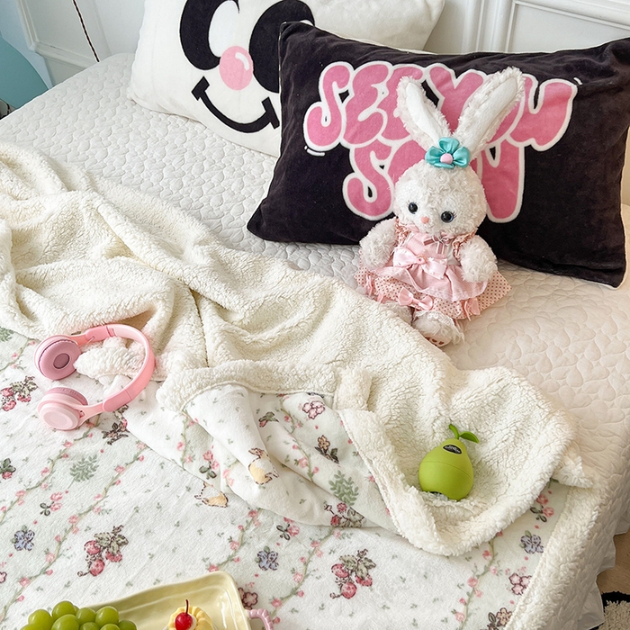 91家纺网 家纺一手货源 找家纺 昔可家纺 2024新款羊羔绒牛奶绒毛毯系列（三）-场景二-卡通系列 花朵草莓兔